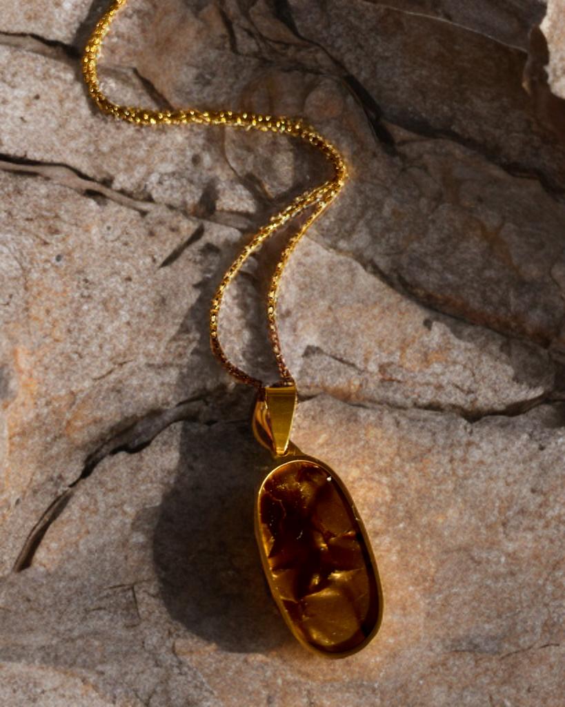 Collier Laura