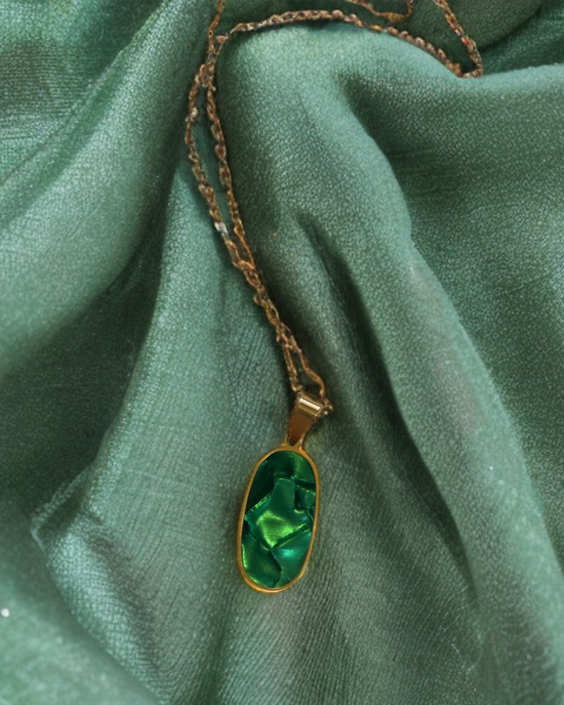 Collier Laura