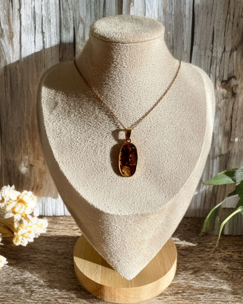 Collier Laura