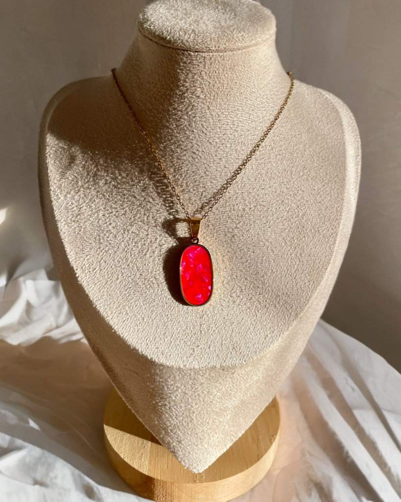 Collier Laura
